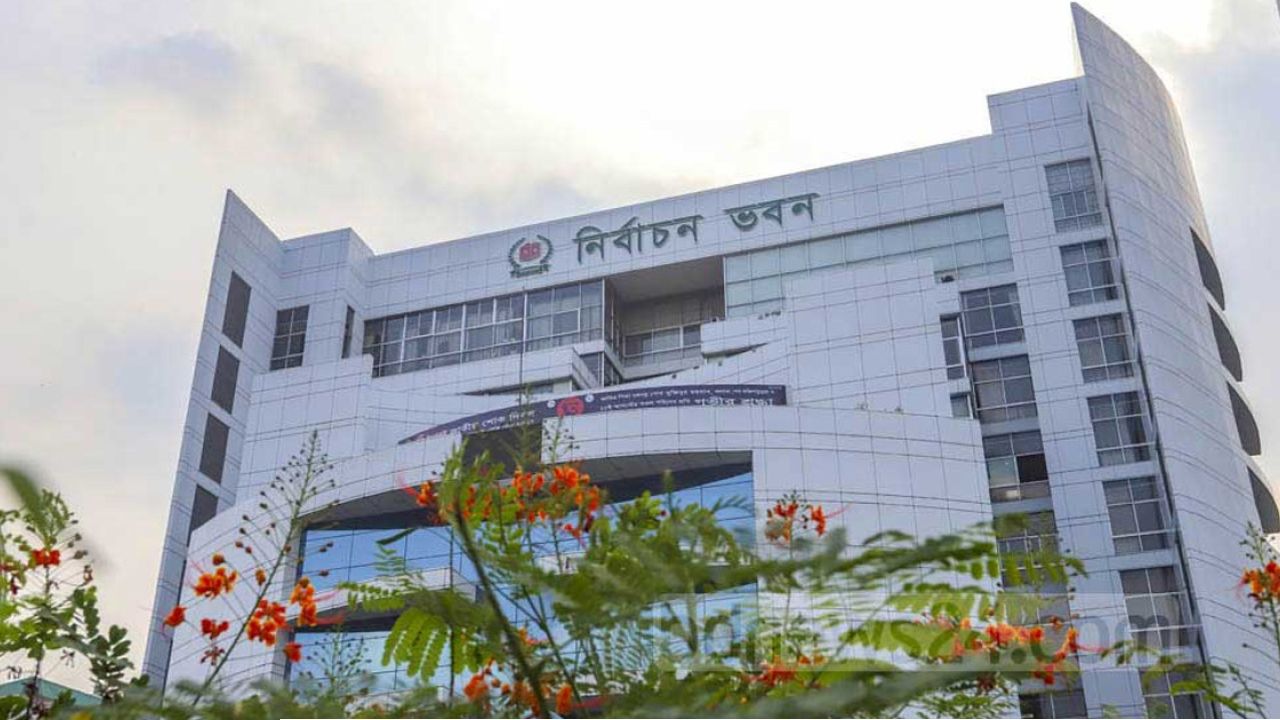 একই দিনে সংসদ নির্বাচন ও গণভোট নিয়ে বিজ্ঞপ্তি প্রকাশ