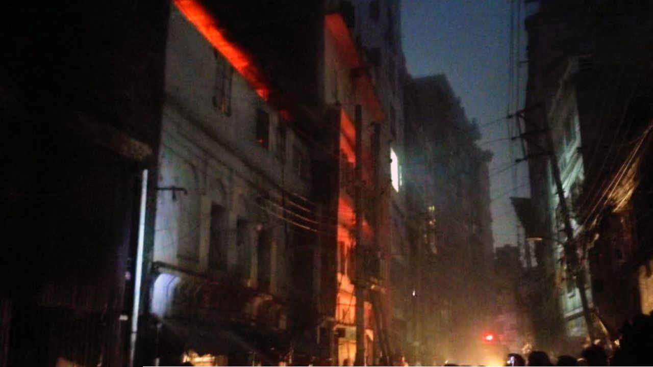 দেড় ঘণ্টা পর চকবাজারে ২ ভবনের আগুন নিয়ন্ত্রণে