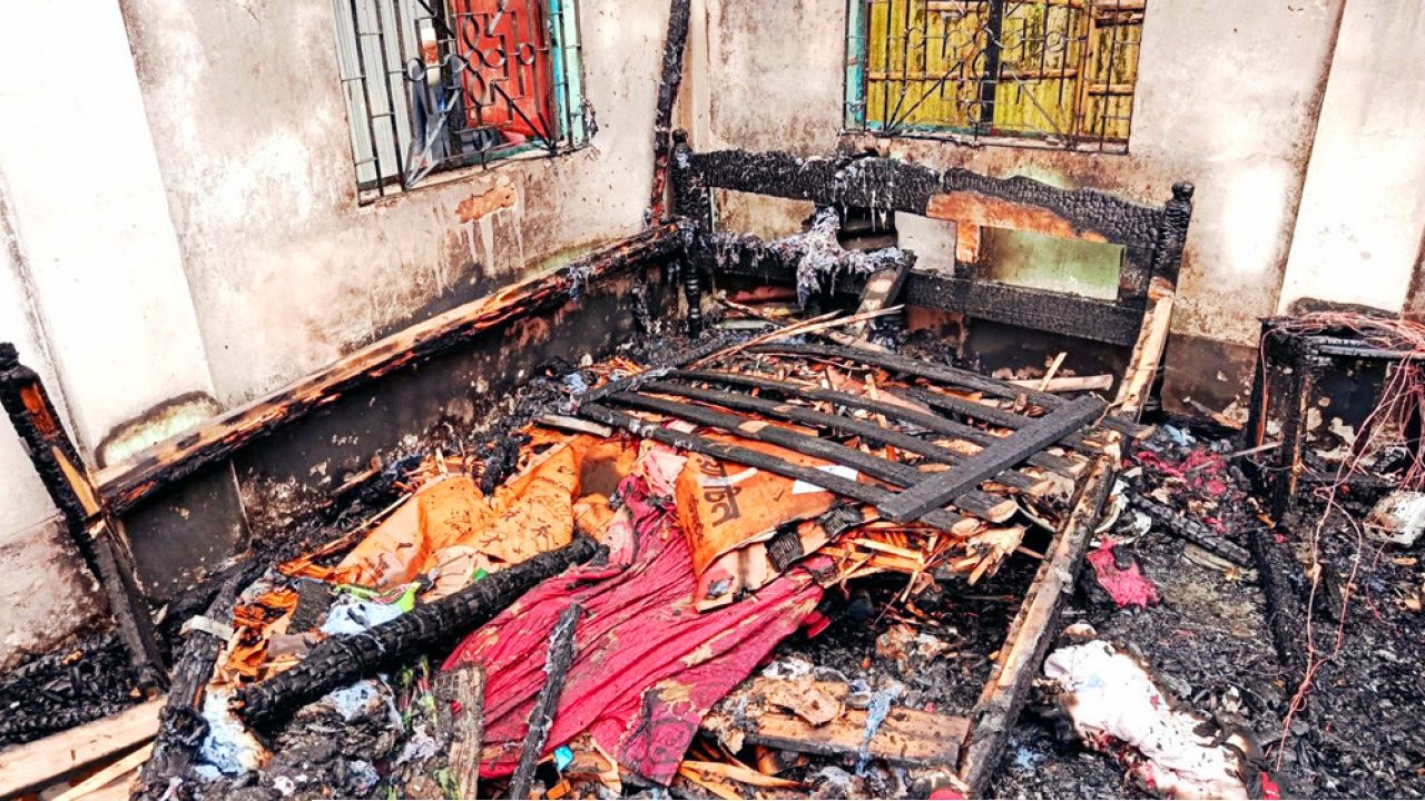 অগ্নিকাণ্ডে জামায়াত নেতার বসতবাড়ি পুড়ে ছাই : ক্ষতি ১৫ লাখ