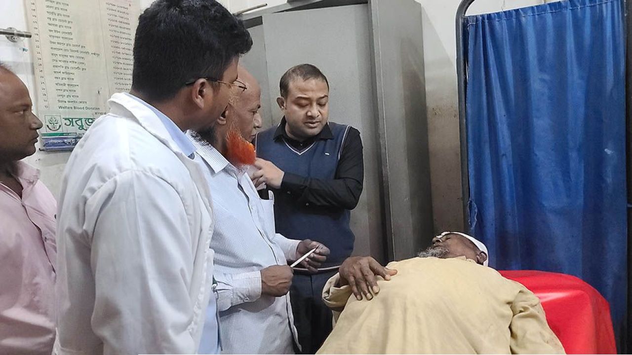 চাঁদা দিতে অস্বীকৃতি জানানোয় ব্যবসায়ীর উপর হামলা