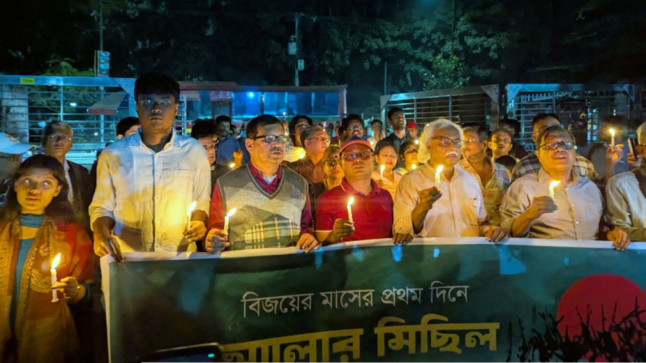 মহান বিজয়ের মাস শুরু : প্রথম দিনে আলোর মিছিল