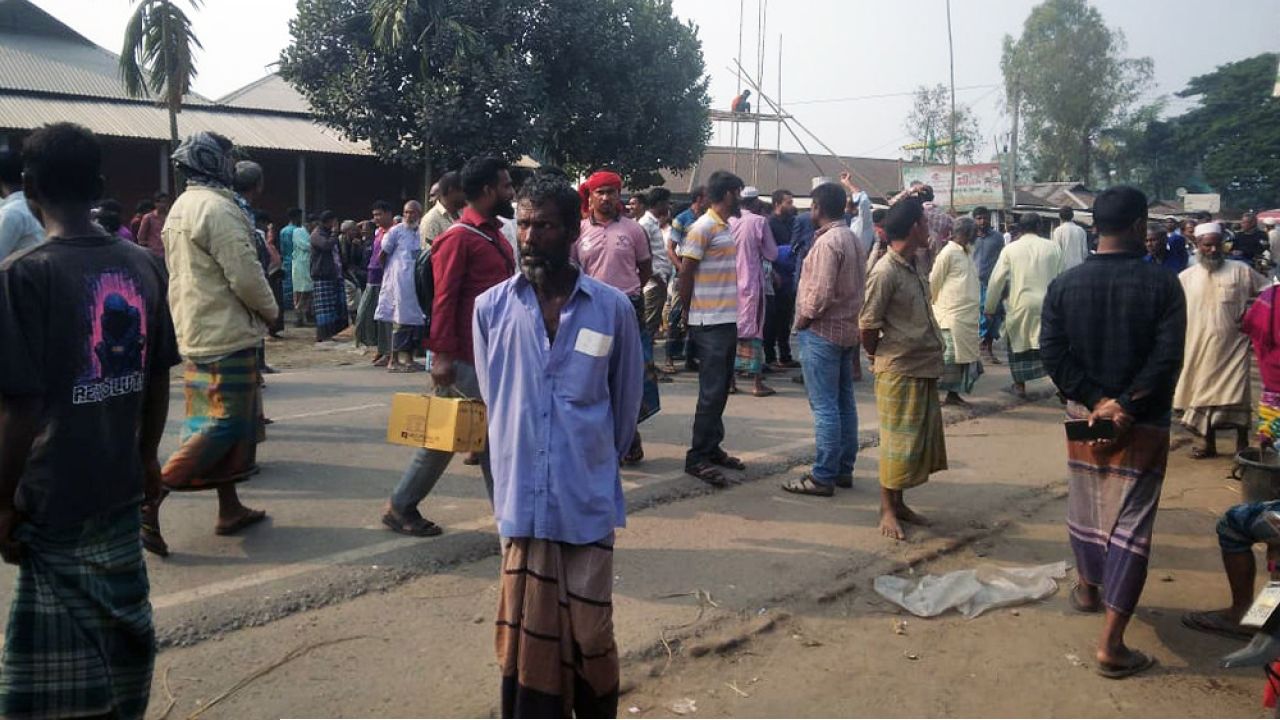 বকশীগঞ্জে সার না পেয়ে কৃষকদের সড়ক অবরোধ