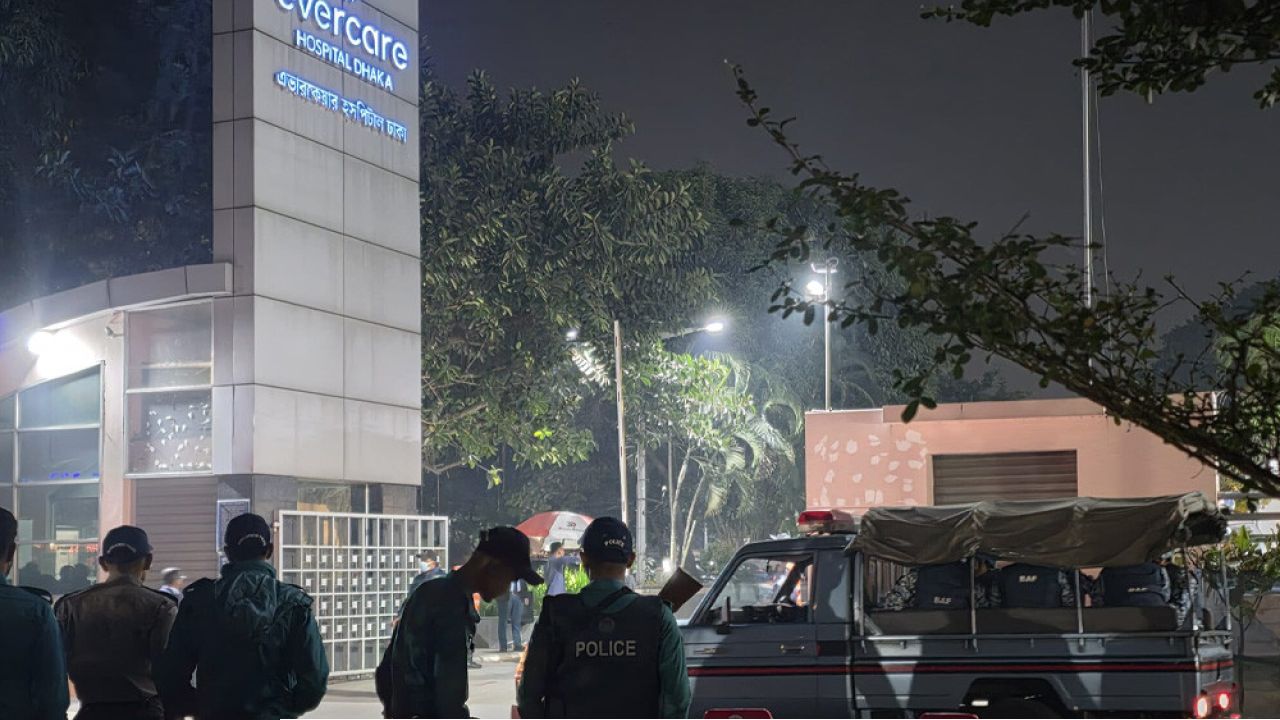 খালেদা জিয়াকে দেখতে এভারকেয়ার হাসপাতালে তিন বাহিনীর প্রধানরা