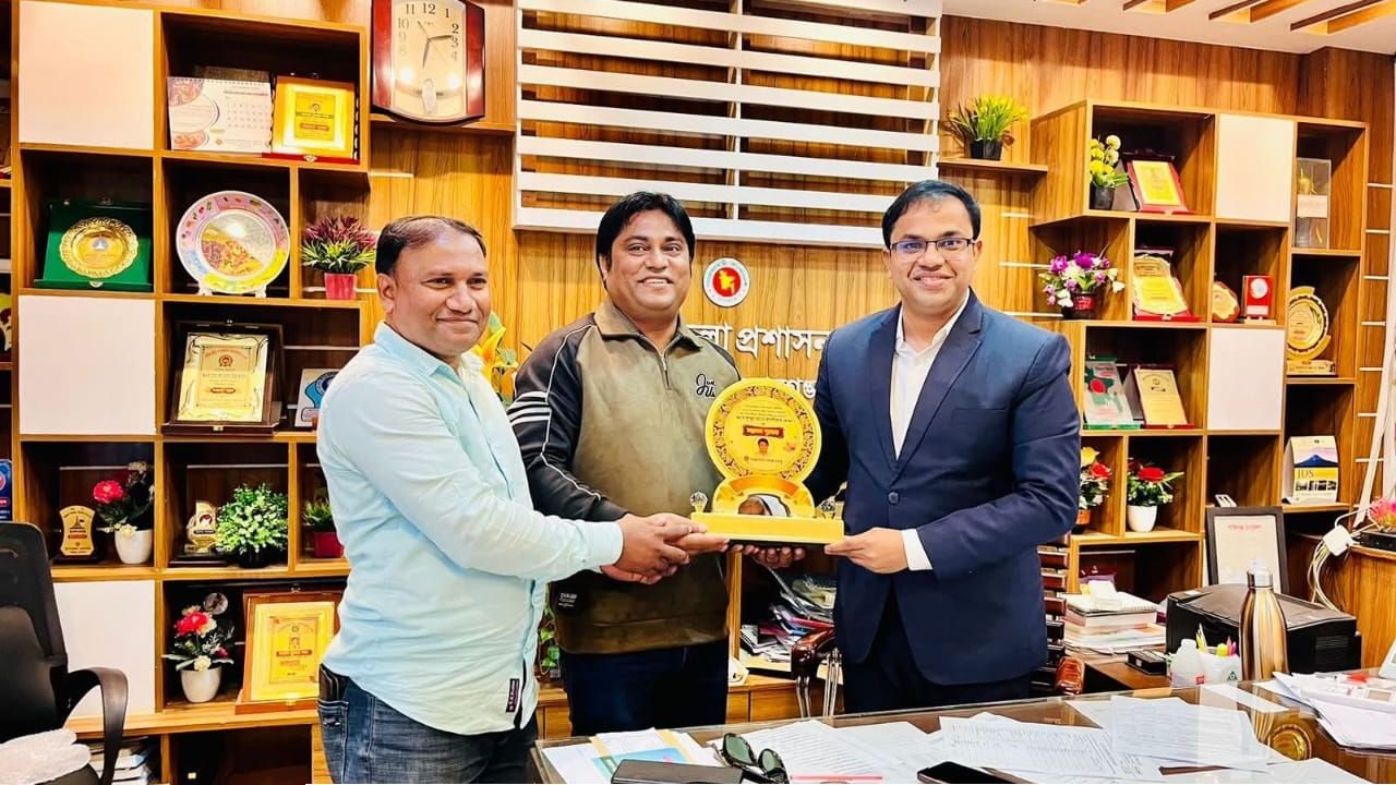 শান্তিগঞ্জে গ্রাম আদালতে শ্রেষ্ঠ ইউপি চেয়ারম্যান খোকন