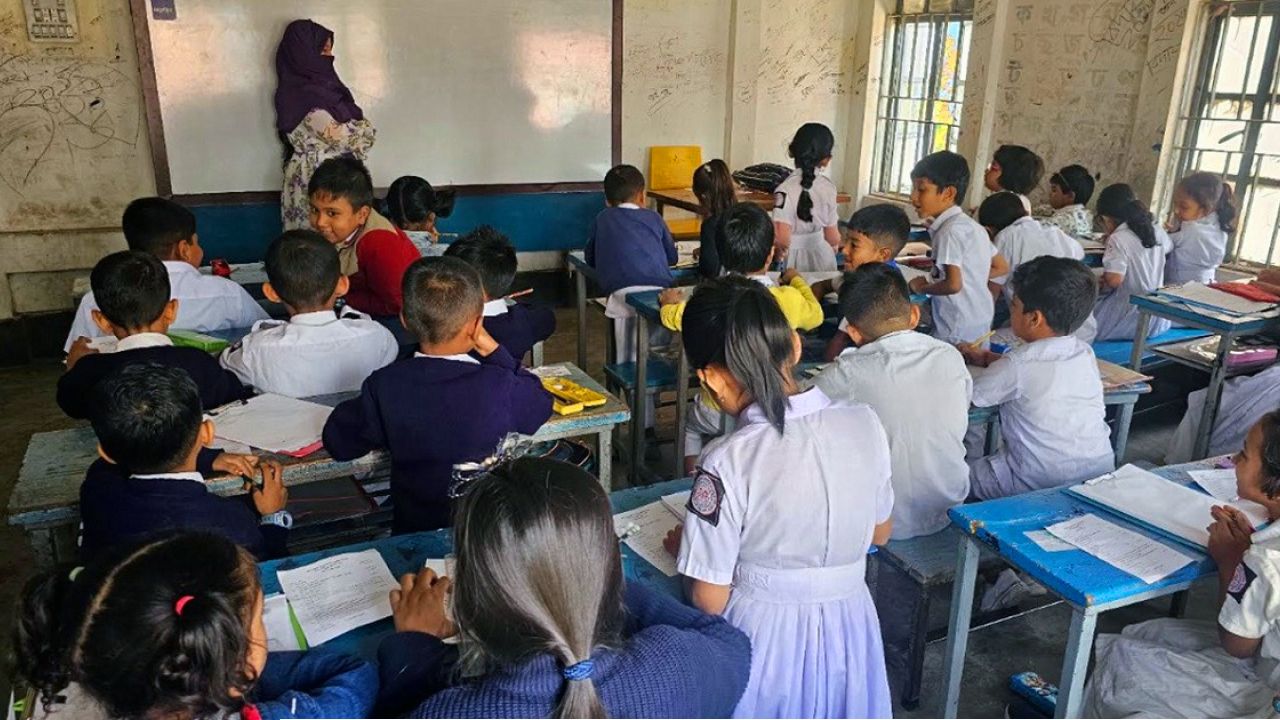 শিক্ষকদের শাটডাউন কর্মসূচিতে পরীক্ষার হল সামলেছেন অভিভাবকরা