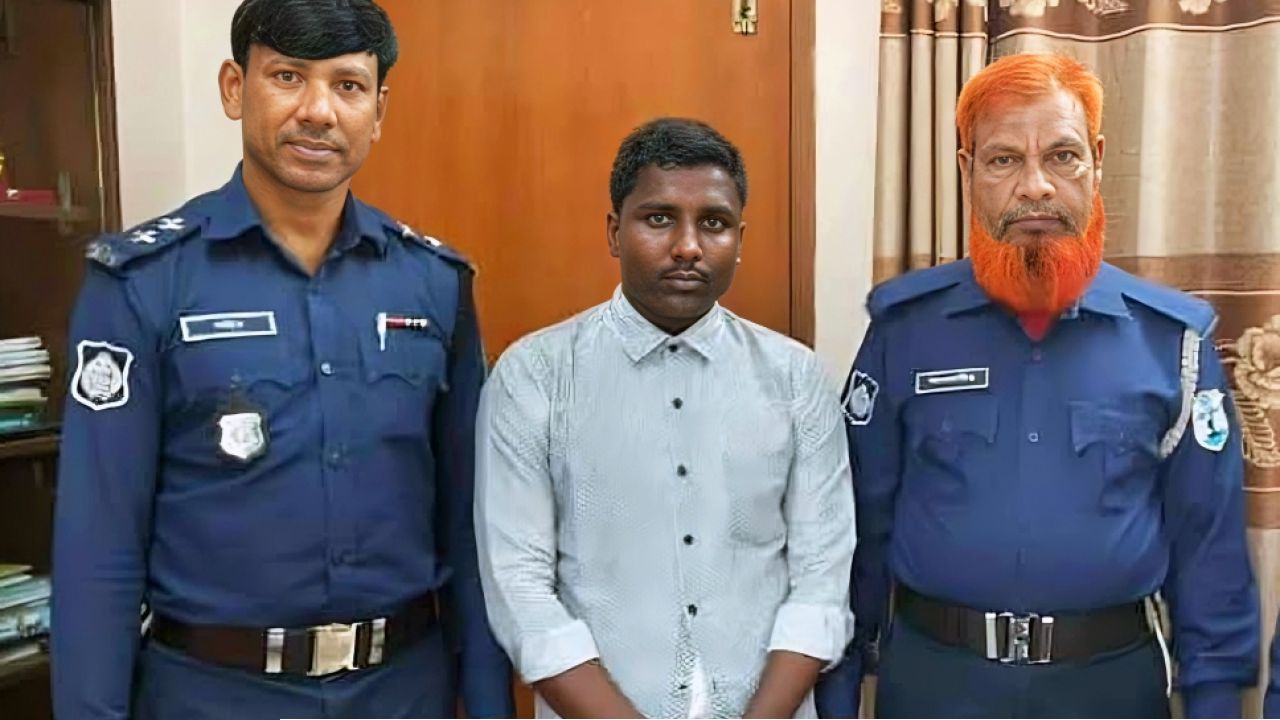 পাসপোর্ট করতে এসে আটক এক রোহিঙ্গা যুবক