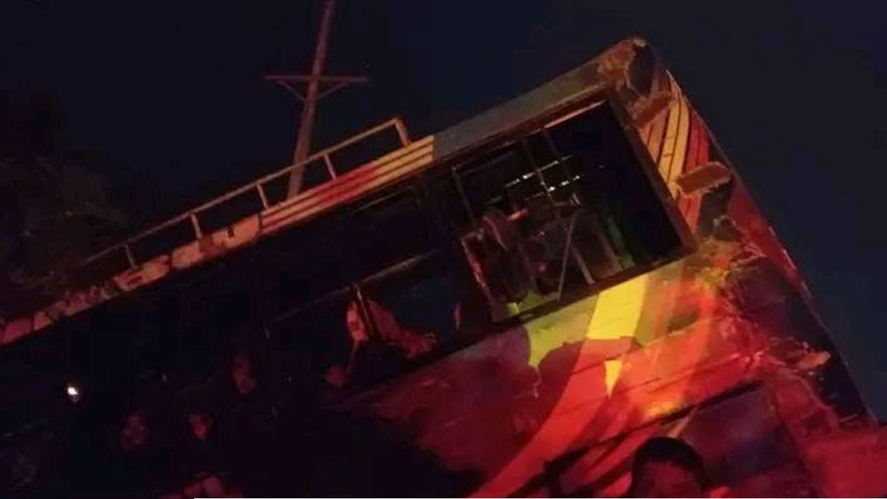 বাস ইজিবাইকের মুখোমুখি সংঘর্ষে নিহত ২ নারী