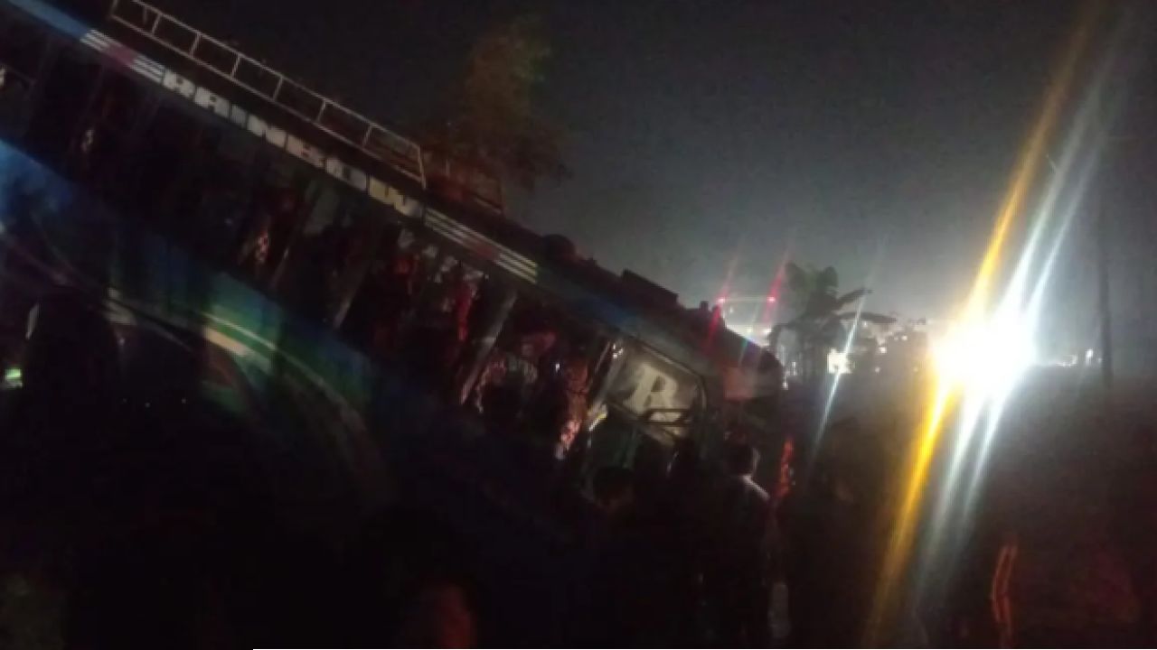 দিনাজপুরের চিরিরবন্দরে বাস ও ব্যাটারিচালিত ভ্যানের মুখোমুখি সংঘর্ষ