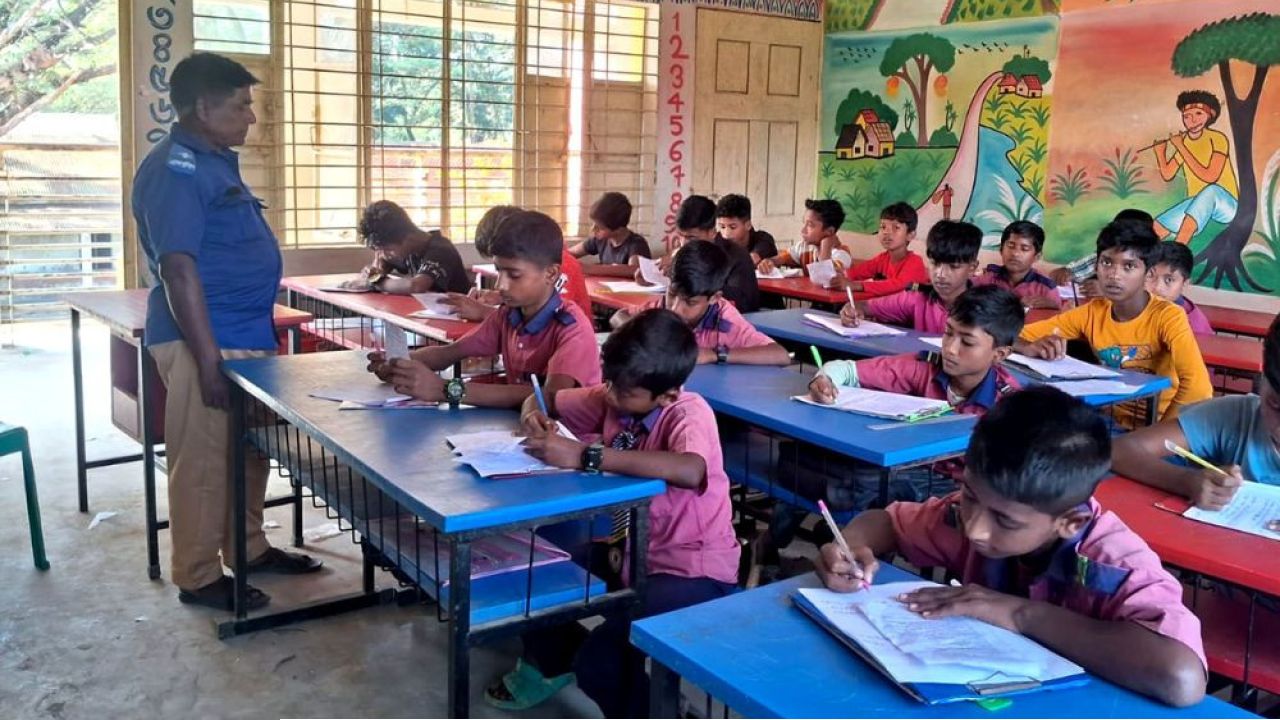শিক্ষকের পরিবর্তে পরীক্ষা নিল গ্রাম পুলিশ সদস্য