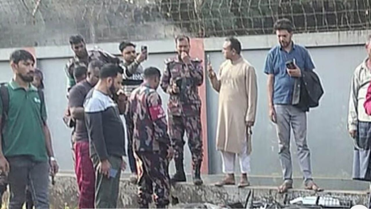 মোটরসাইকেল থেকে পড়ে বাসের চাকায় পিষ্ট: দুই যুবকের মৃত্যু