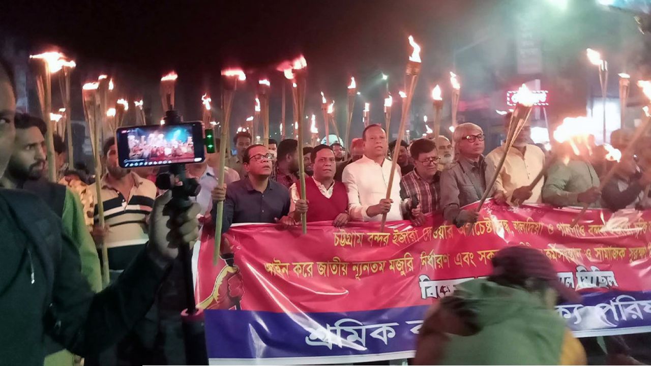 বন্দর রক্ষার দাবিতে রাজধানীতে মশাল মিছিল