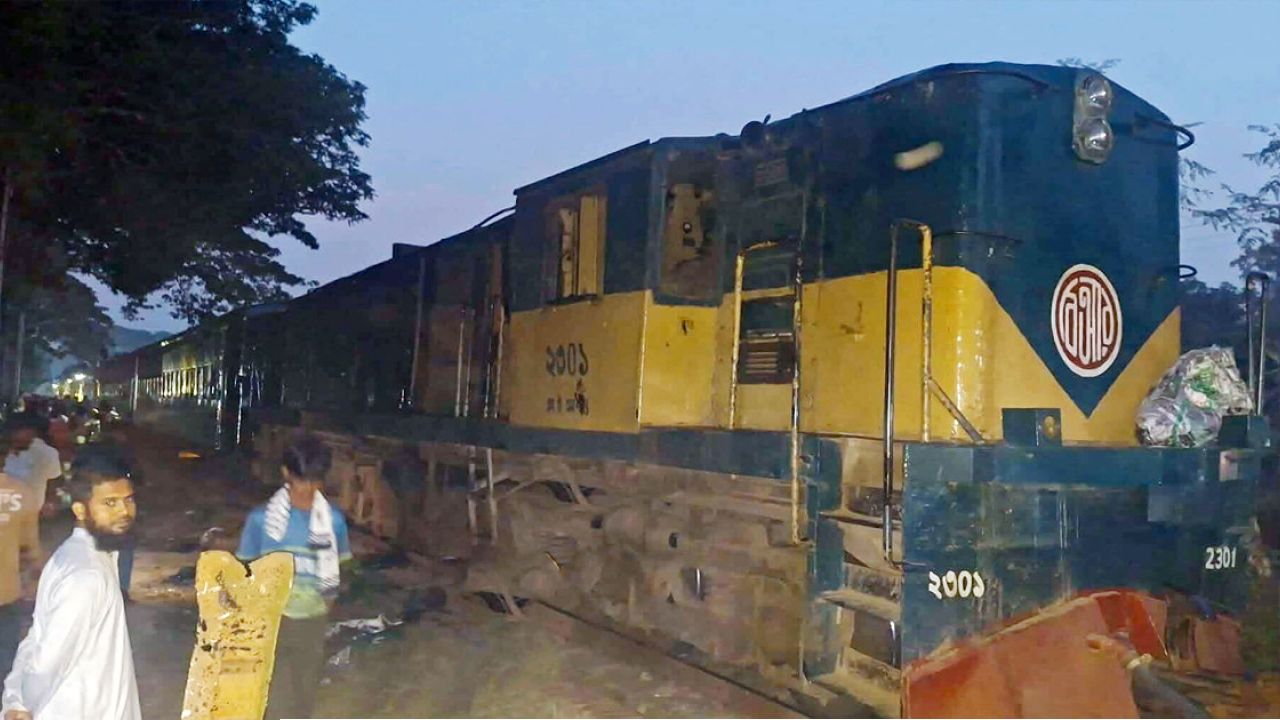 ট্রেনের ইঞ্জিন বিকল হয়ে ঢাকা-ময়মনসিংহ রেলপথে যোগাযোগ বন্ধ