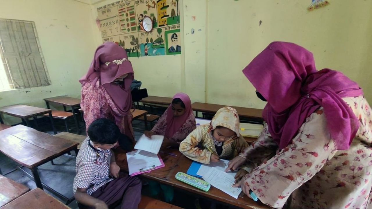 কর্মবিরতি শেষে শিক্ষকদের স্কুলে প্রবেশে বাধা, পরীক্ষা নিলেন অভিভাবকেরা