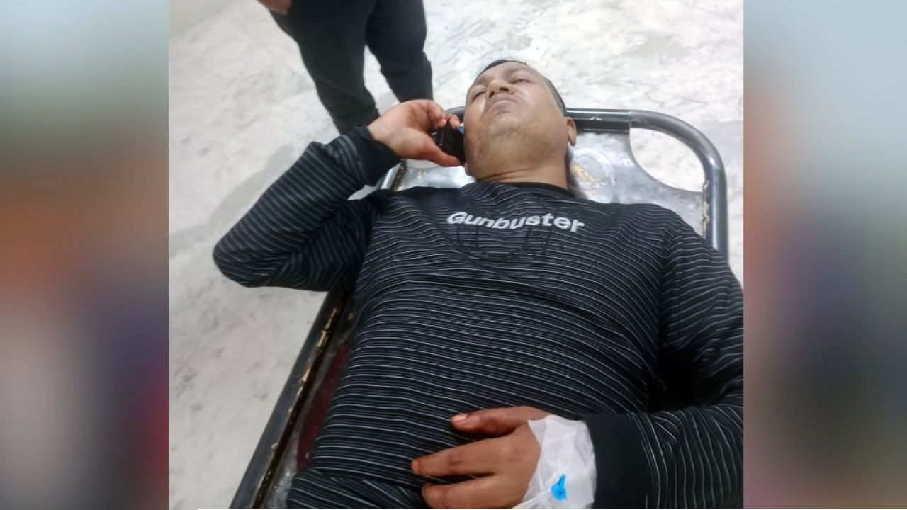 আসামিকে গ্রেপ্তার করতে গিয়ে ছুরিকাঘাতে আহত পুলিশ সদস্য