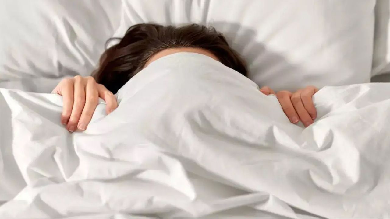 যে ক্ষতি হতে পারে শীতে কম্বলে নাক-মুখ ঢেকে ঘুমালে