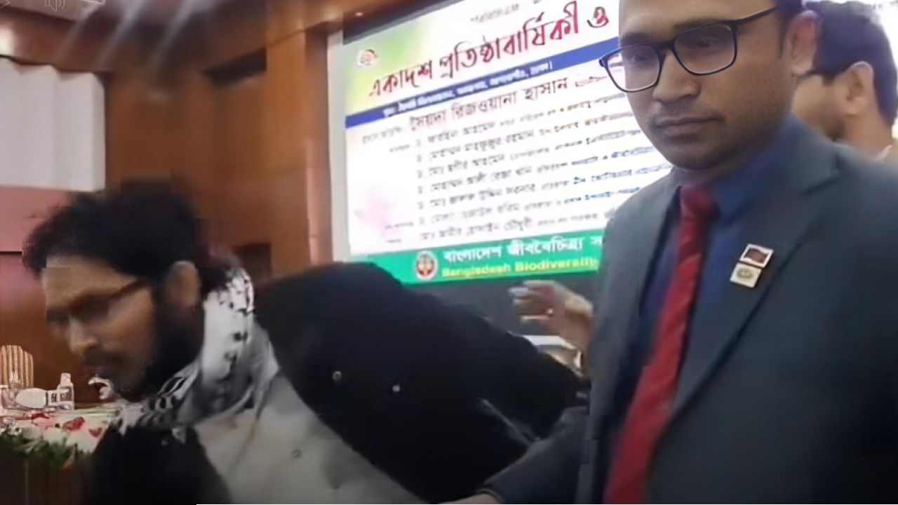 গালি দেওয়ায় সাবেক সমন্বয়ককে ঘাড়ধাক্কা দিয়ে নামিয়ে দিল