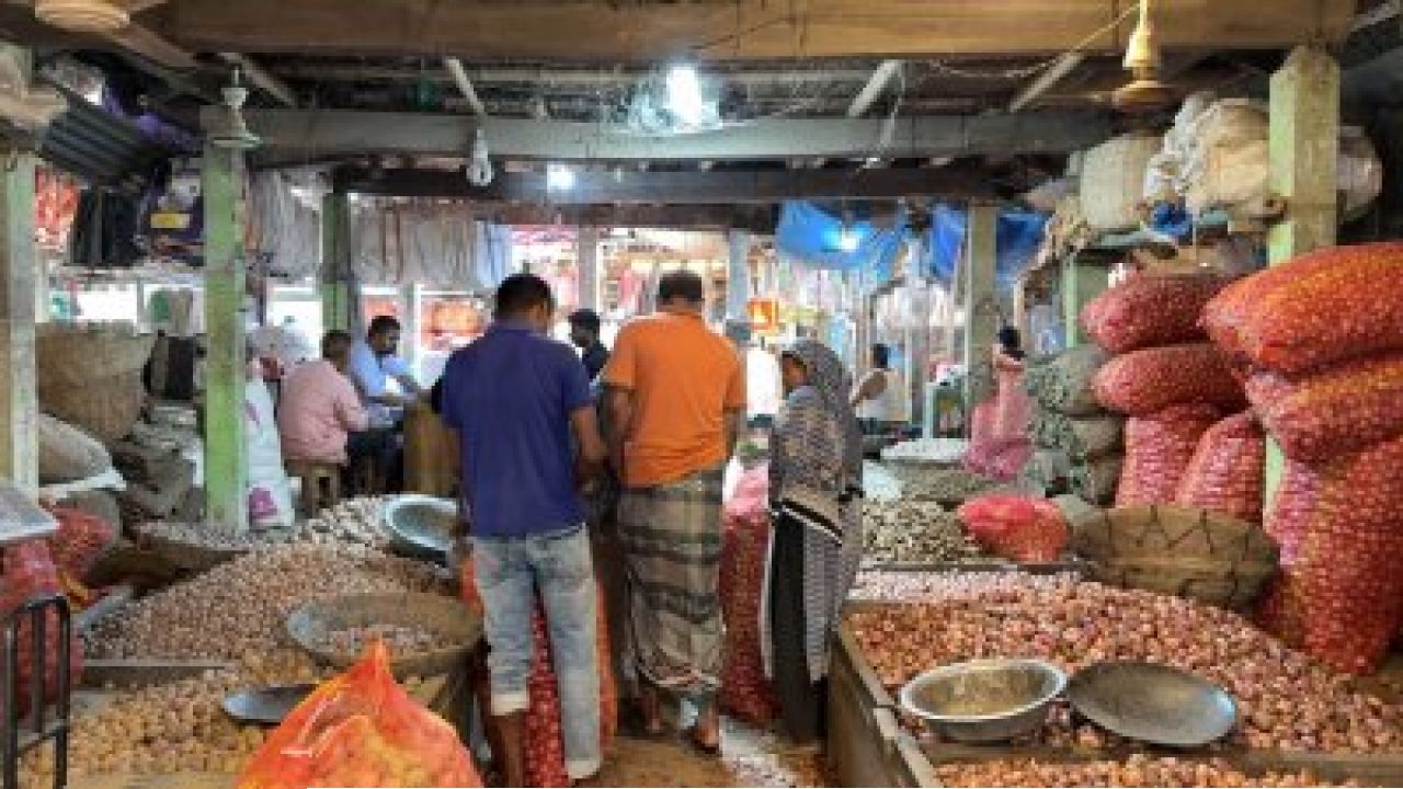 দেশের বাজারে প্রতি কেজিতে পেঁয়াজের দাম ৩০ টাকা কমলো