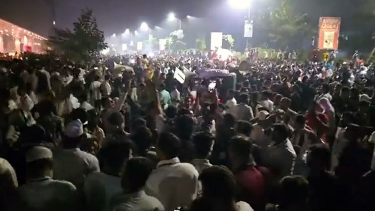 টানা ১০ ঘণ্টা পর মোবাইল ফোন ব্যবসায়ীরা অবরোধ তুলে নিলেন