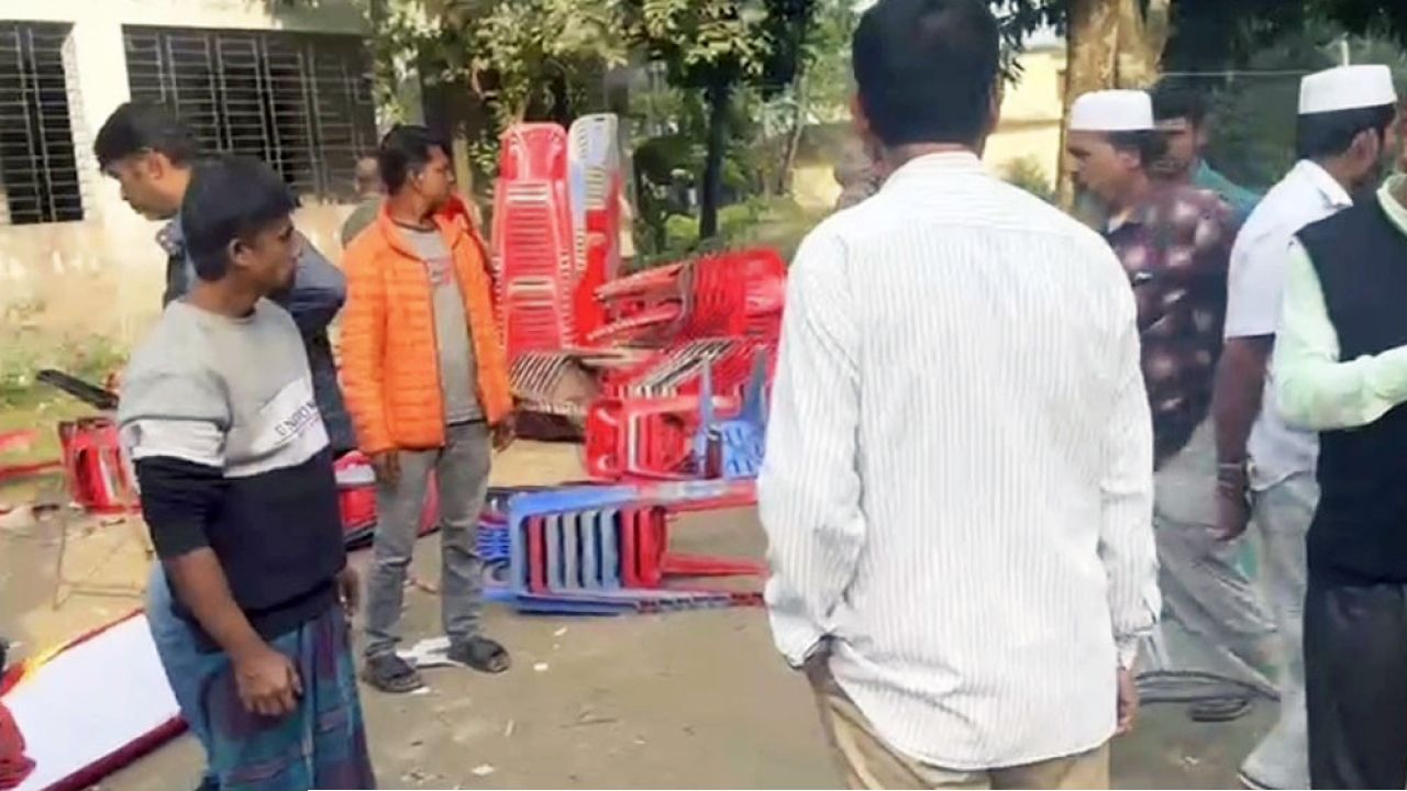 বরকতউল্লা বুলুর নির্বাচনী কমিটির সভায় হামলার অভিযোগ