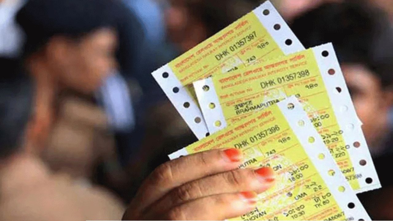 টিকিটবিহীন যাত্রী থেকে সাড়ে ৪ লাখ টাকা জরিমানা আদায় 