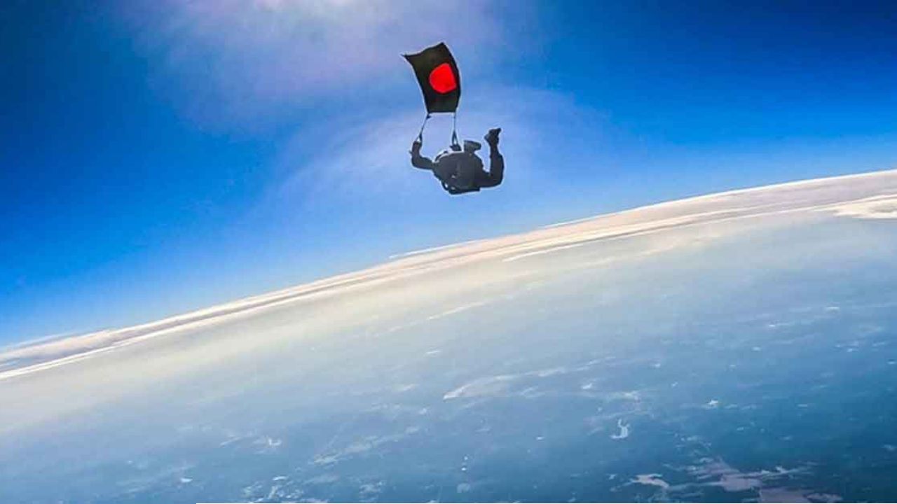 বিশ্বরেকর্ড গড়ার প্রত্যয় বাংলাদেশে বিজয় দিবসে পতাকা হাতে প্যারাস্যুটিং