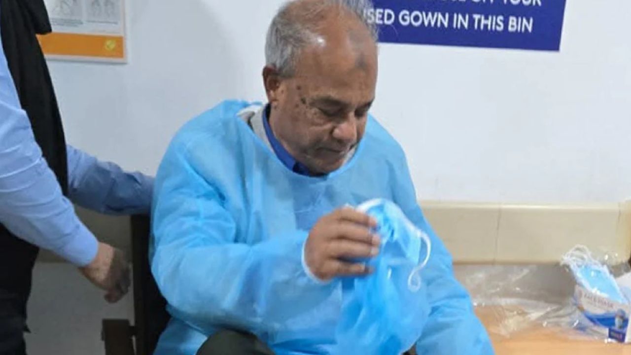 বেগম খালেদা জিয়াকে দেখতে এভারকেয়ারে স্বরাষ্ট্র উপদেষ্টা