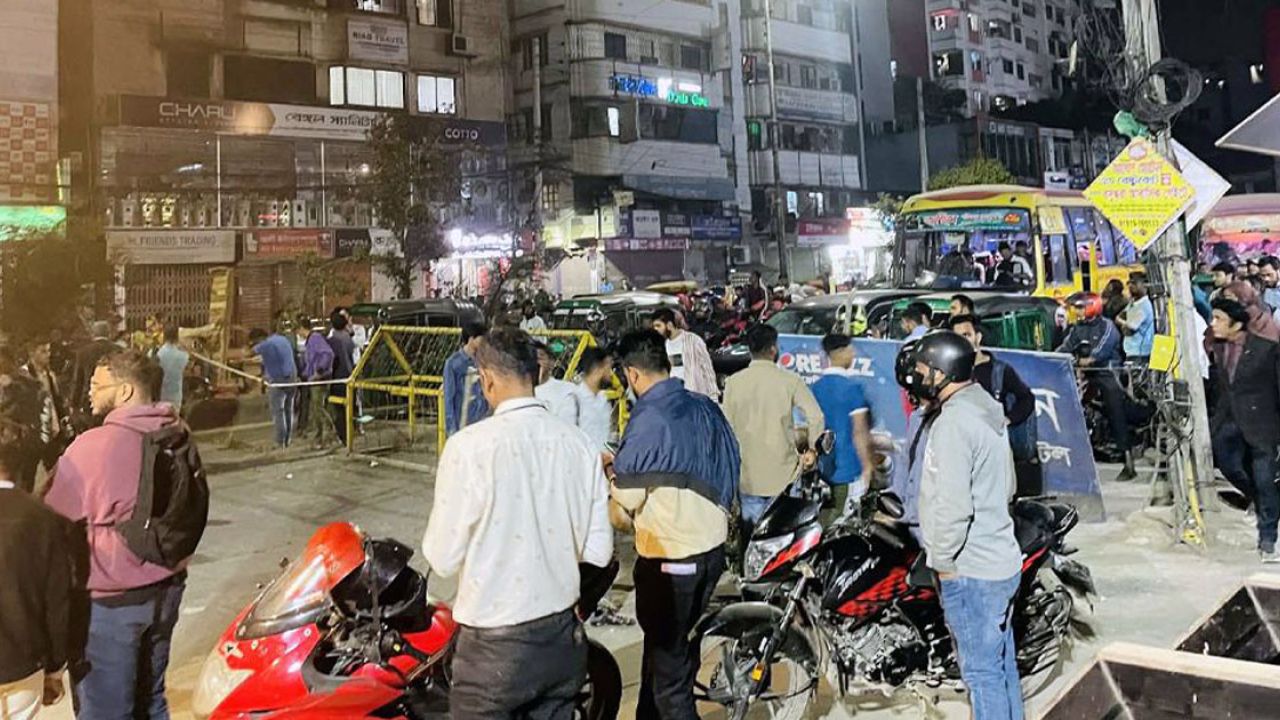 সন্ধ্যায় মুঠো ফোন ব্যবসায়ীদের সড়ক অবরোধ