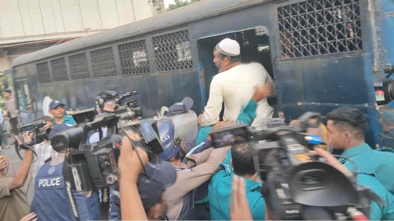 সচিবালয় থেকে আন্দোলনরত ৪ জনকে গ্রেফতার করেছে পুলিশ 