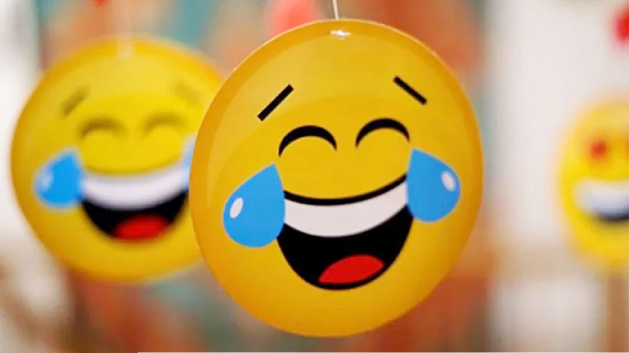 নারিকেল গাছে ঘাস কাটতে উঠল বিল্টু