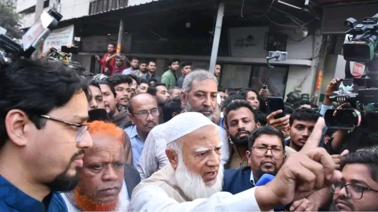 গুলিবিদ্ধ ওসমান হাদিকে দেখতে ঢাকা মেডিকেলে ছুটে গেলেন আমীরে জামায়াত ডা. শফিকুর রহমান