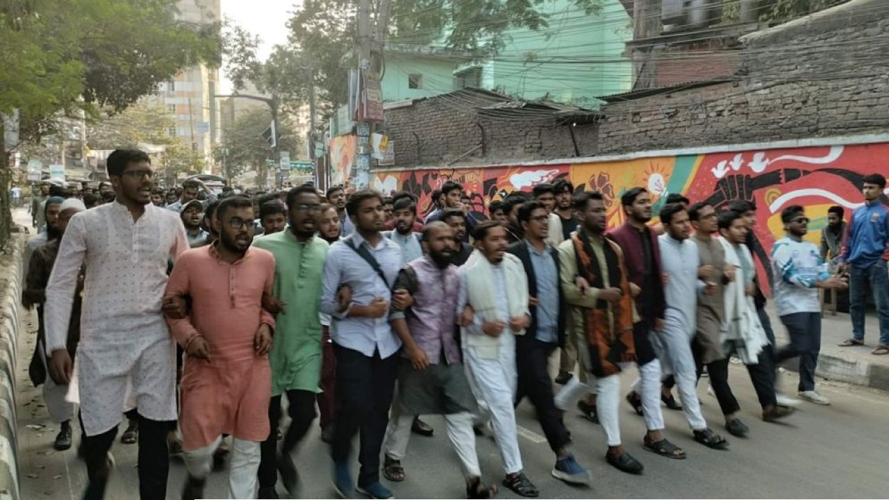 হাদির ওপর হামলার প্রতিবাদে জবিতে বিক্ষোভ মিছিল