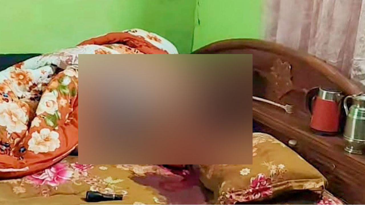 দিনাজপুরে নিজ ঘর থেকে গলা কাটা লাশ উদ্ধার