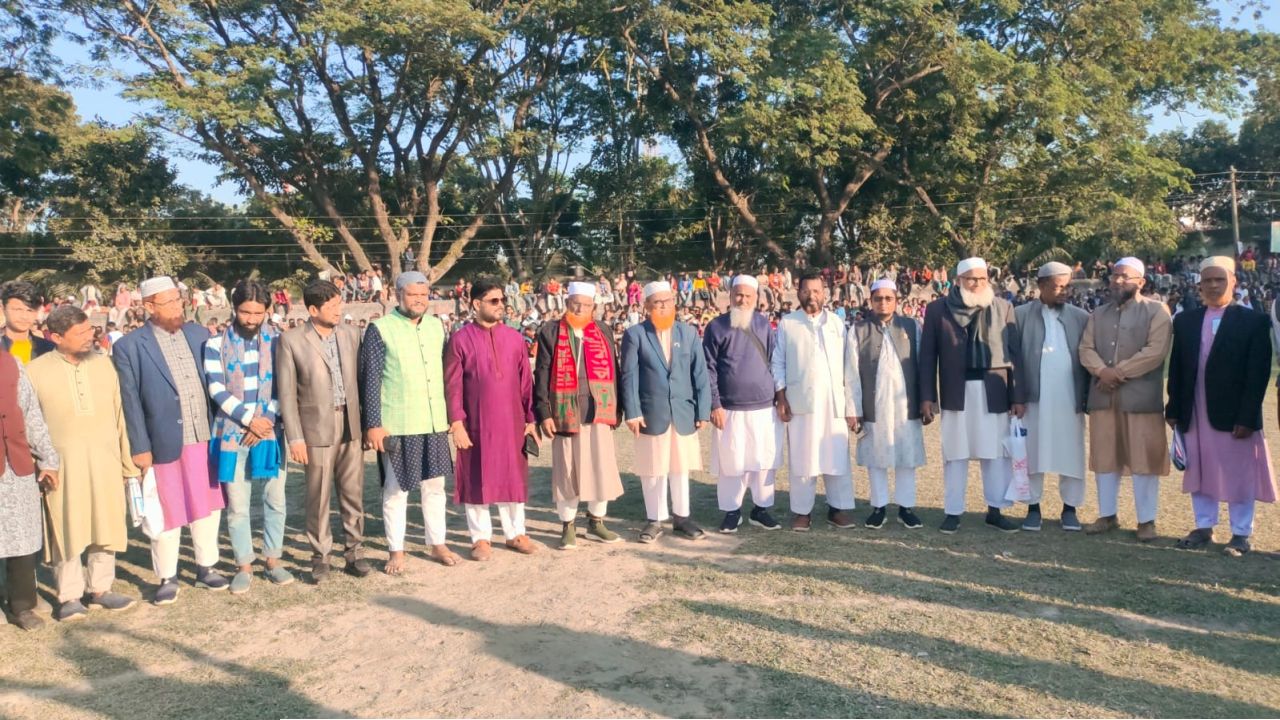 শিবগঞ্জে আরিফ হোসেন আন্তঃজেলা ফুটবল টুর্নামেন্টে দর্শকে পরিপূর্ণ মাঠ