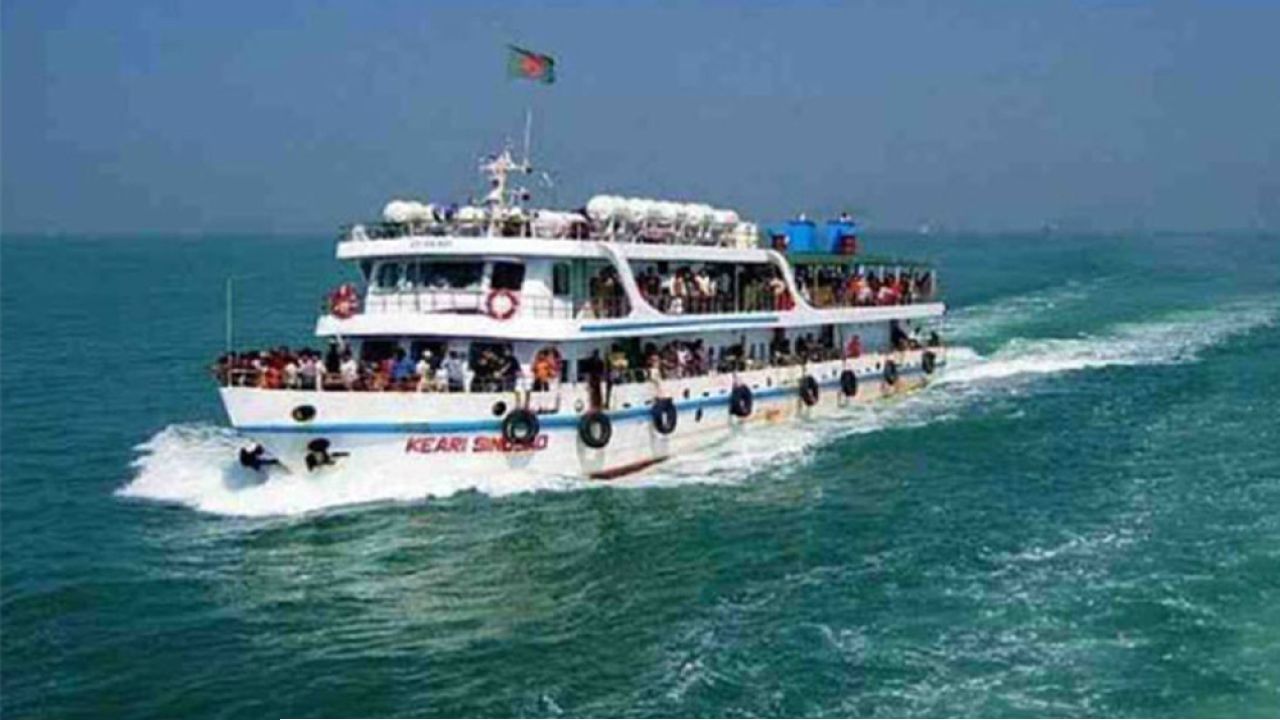 মাঝ সাগরে আটকে ছিল কক্সবাজারগামী জাহাজ