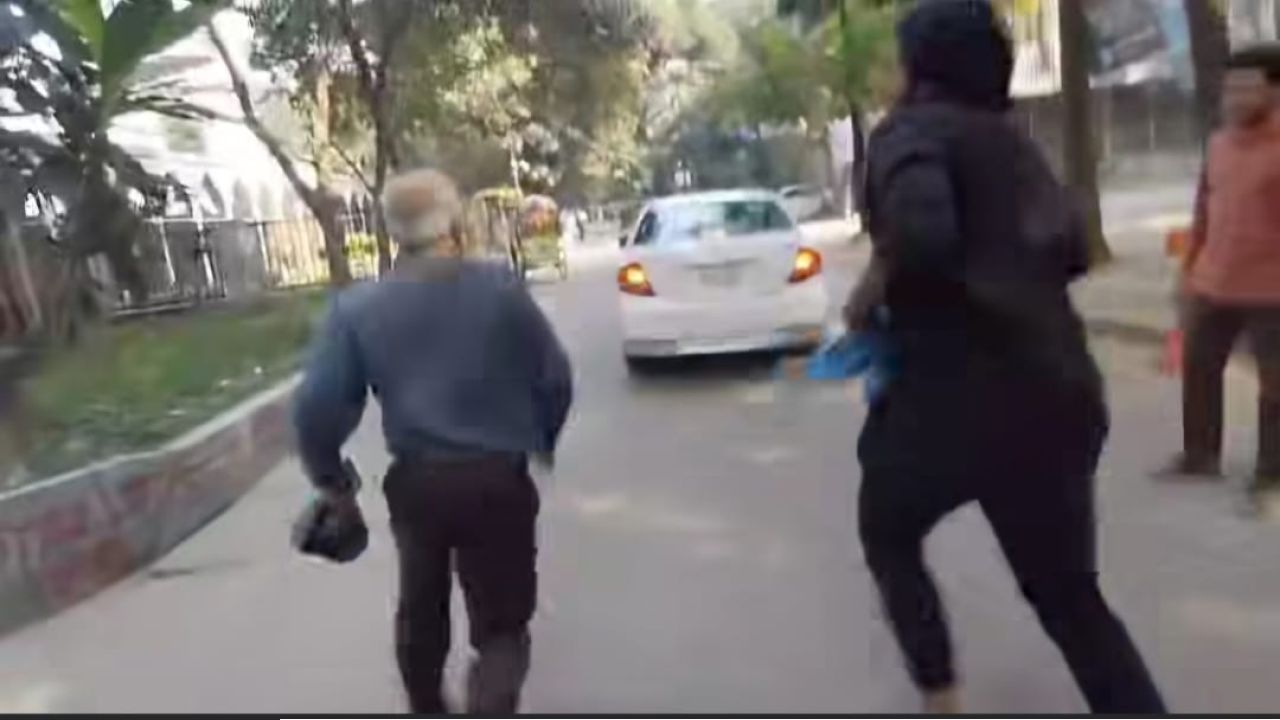 জুলাই আন্দোলনে শিক্ষার্থীদের হত্যা করার উস্কানি-দাতা শিক্ষককে ঢাবিতে ধাওয়া 