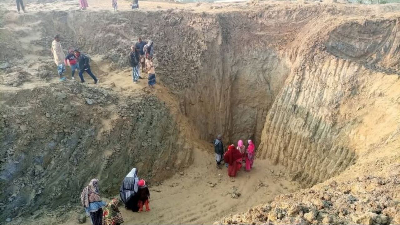 রাজশাহীর শিশু সাজিদের ‘মৃত্যুকূপ’ দেখতে মানুষের ভিড়