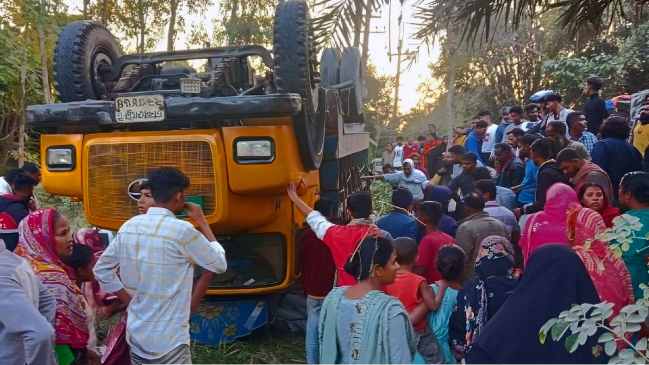 ট্রাকচাপায় অটোরিকশাচালক নিহত, আহত ৩ জন