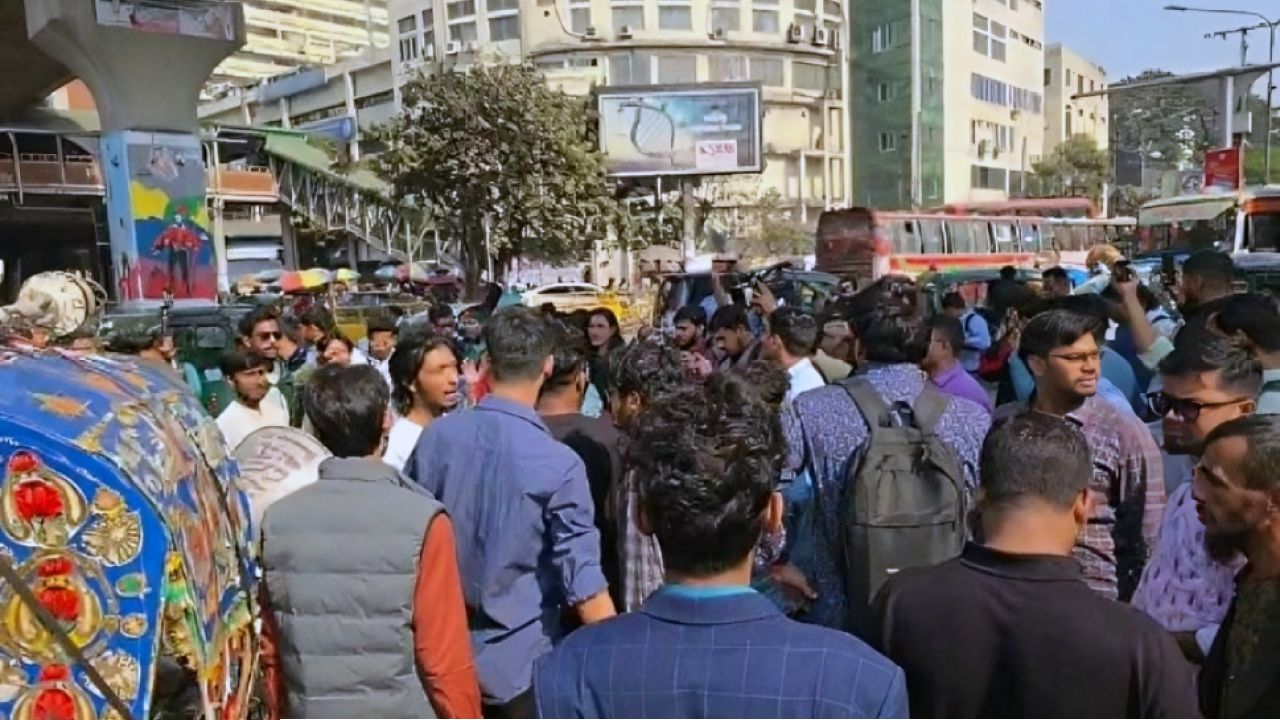 স্বরাষ্ট্র উপদেষ্টার পদত্যাগের দাবিতে ব্লকেড শাহবাগ