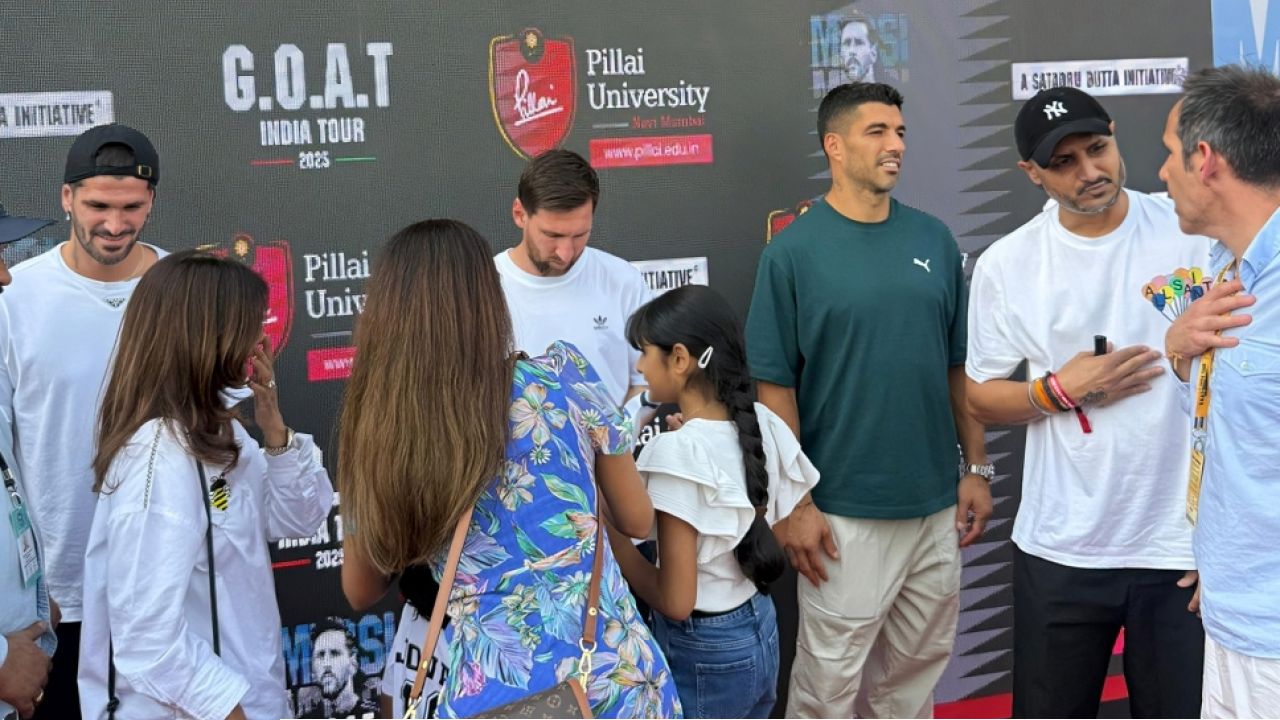 ‘মেসিই একমাত্র গোট’—সাক্ষাতের পর হরভজন