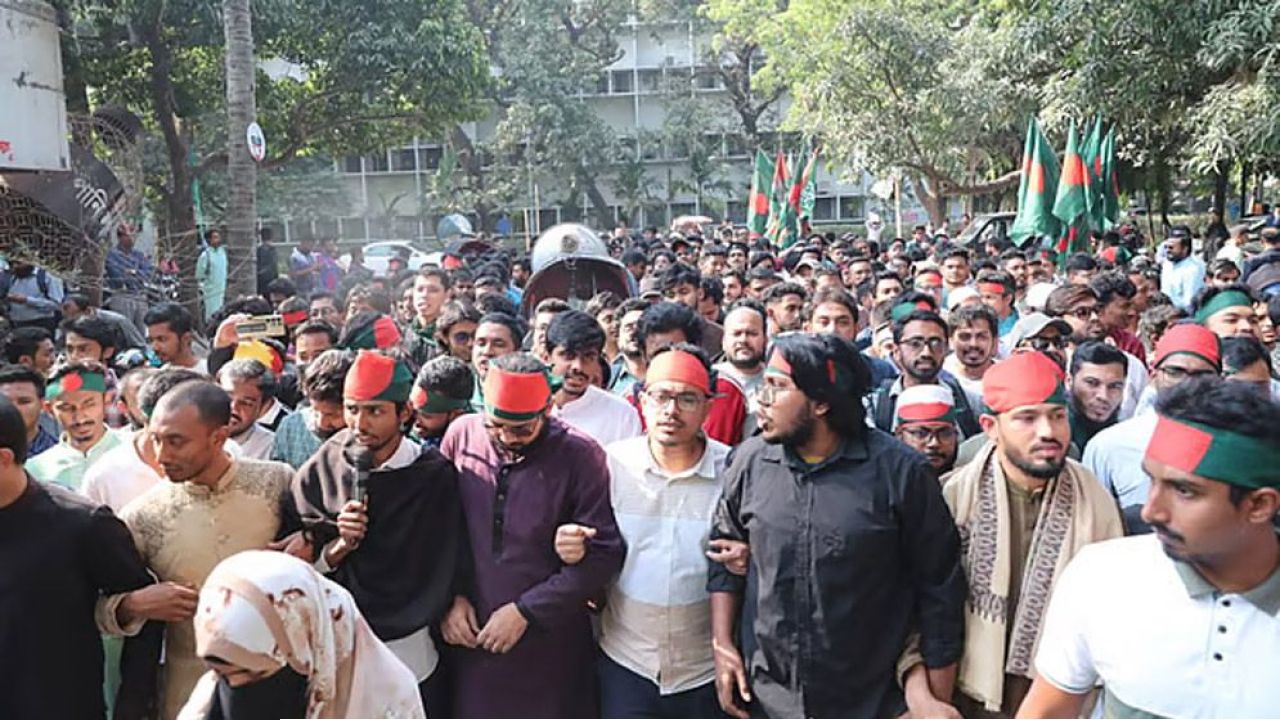  তিন দাবিতে ছাত্রজনতার স্বরাষ্ট্র উপদেষ্টার কার্যালয় ঘেরাও