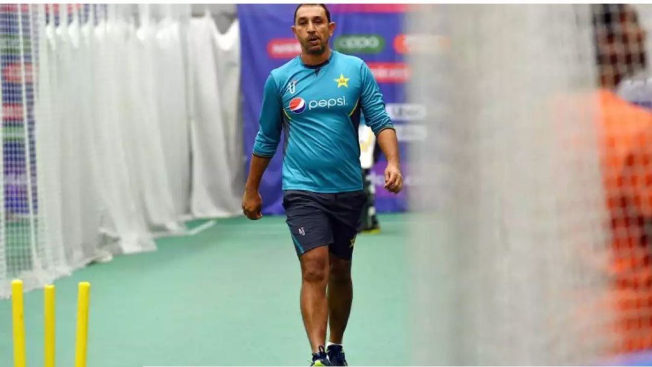 চুক্তি শেষ হওয়ার আগেই দায়িত্ব ছেড়ে দিলেন  পাকিস্তানের প্রধান কোচ