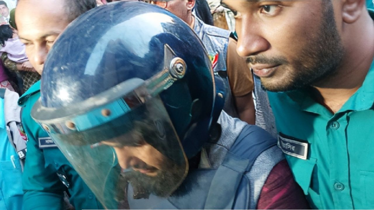 হাদি হত্যাচেষ্টা: মাইক্রোবাস ভাড়া দেওয়া নুরুজ্জামান এখন পুলিশি রিমান্ডে