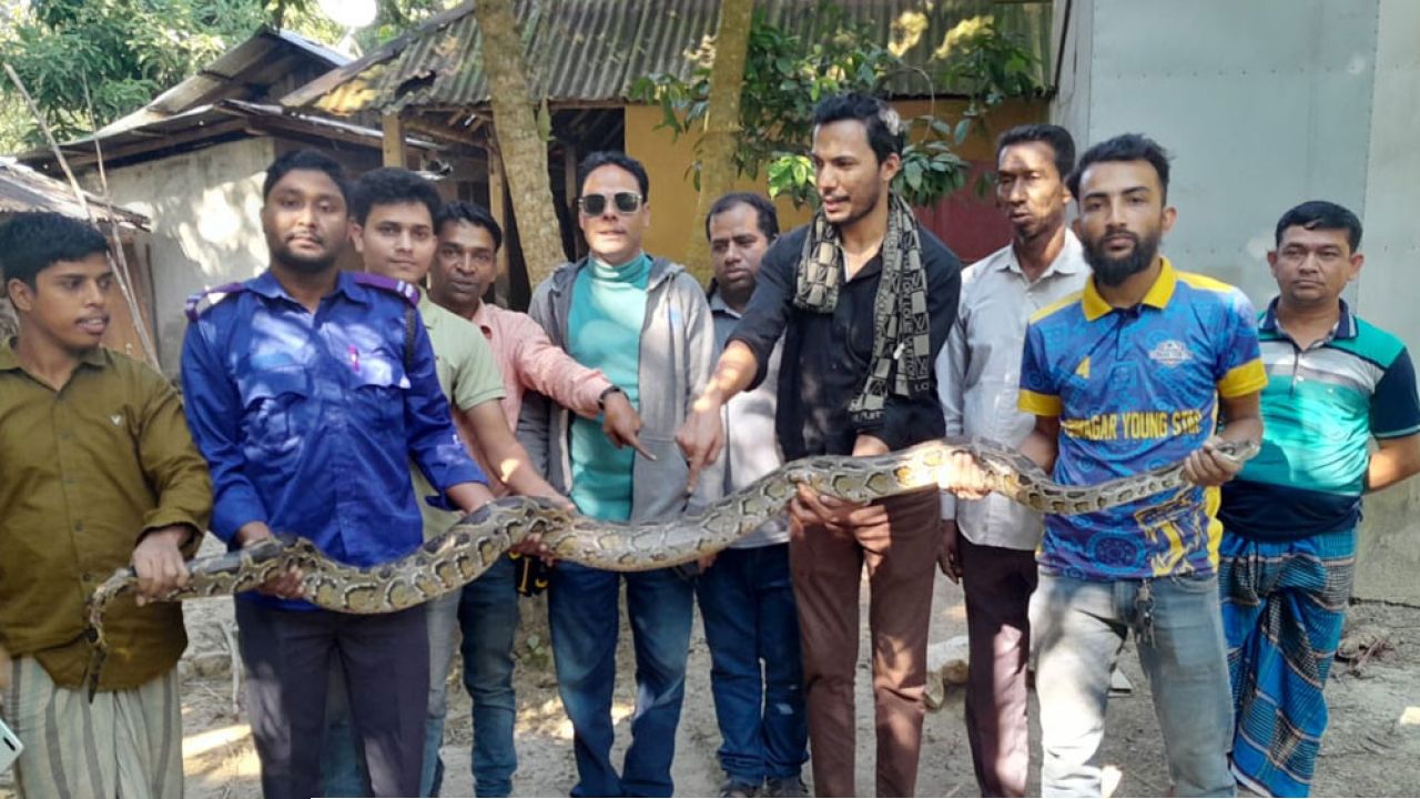 চট্টগ্রামে ১০ ফুট লম্বা একটি অজগর সাপ উদ্ধার