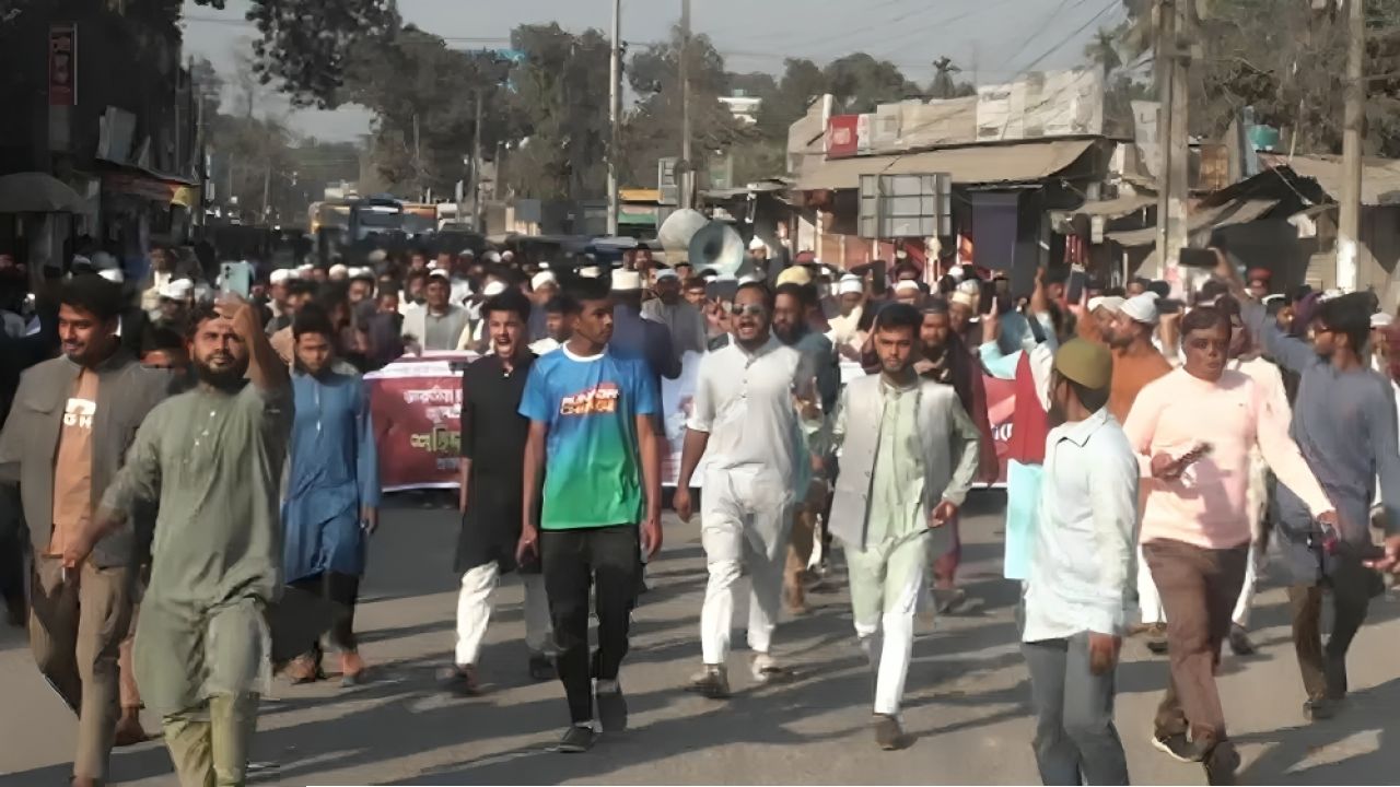 হাদির হত্যাকারীদের গ্রেপ্তারের দাবিতে পঞ্চগড় বিক্ষোভ-অবরোধে উত্তাল 