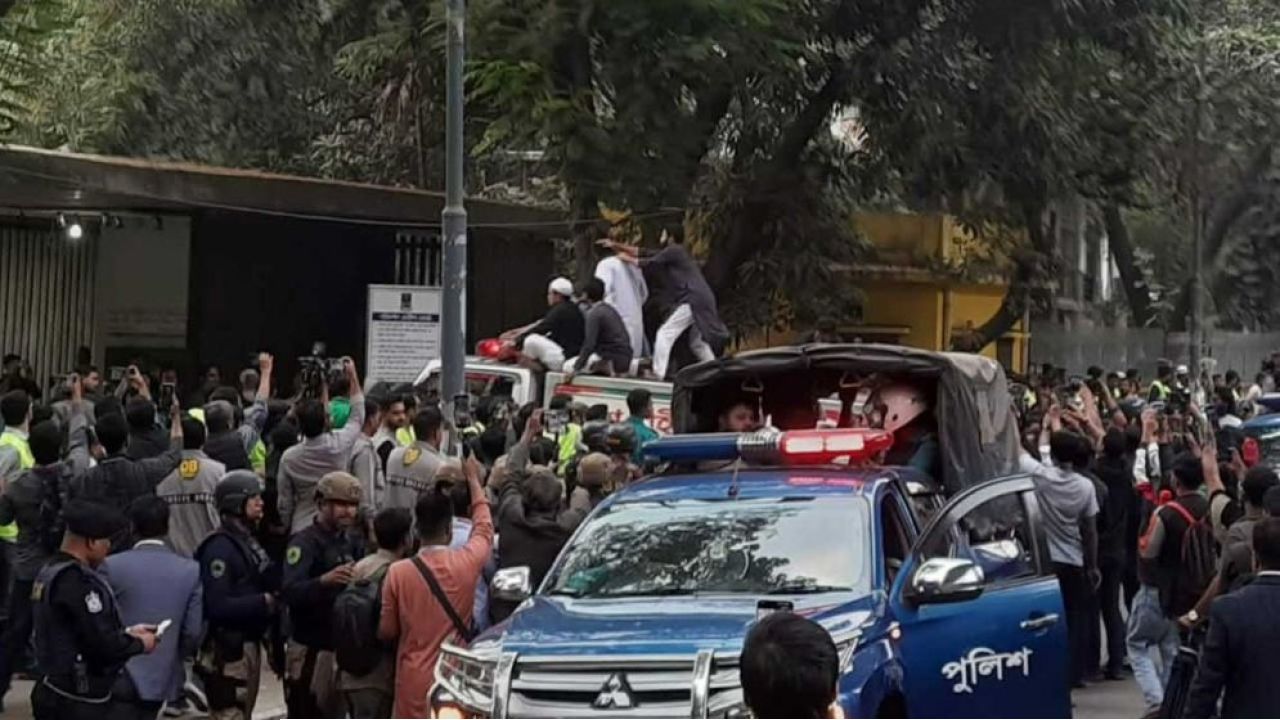 ঢাবির কবরস্থানে পৌঁছেছে শহীদ হাদির লাশ