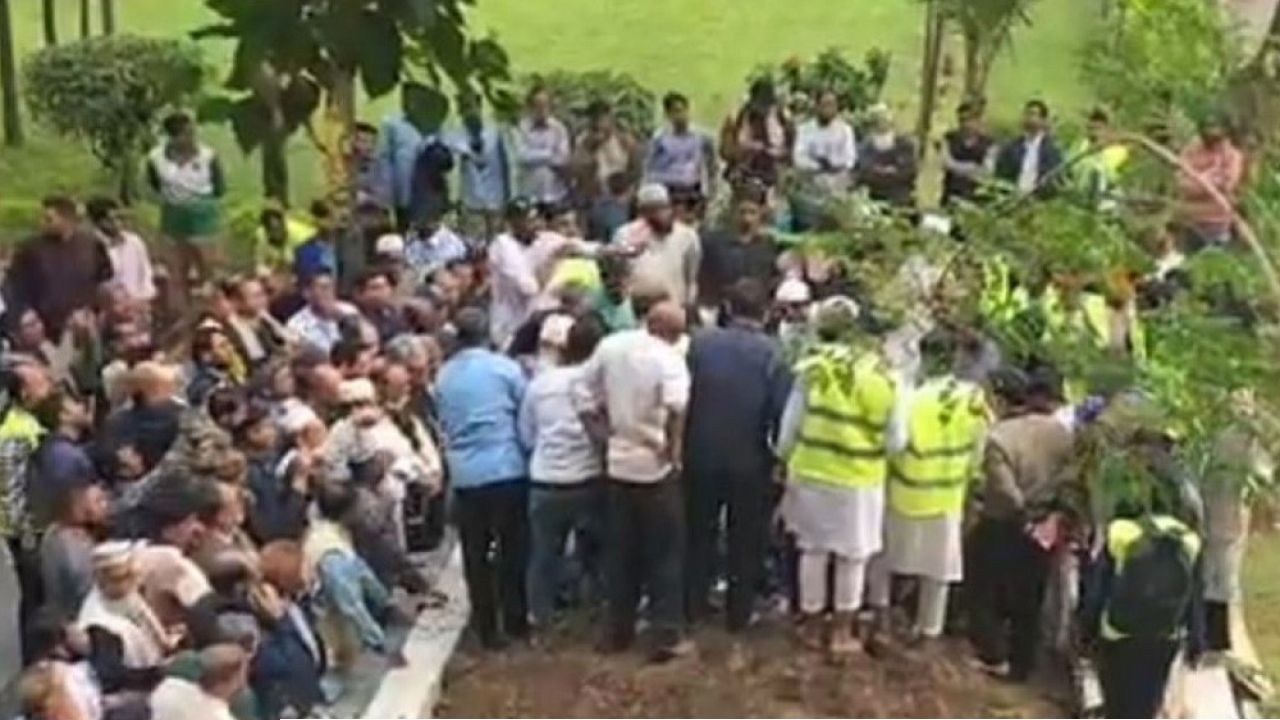 কাজী নজরুল ইসলামের সমাধির পাশে সমাহিত শহীদ হাদি