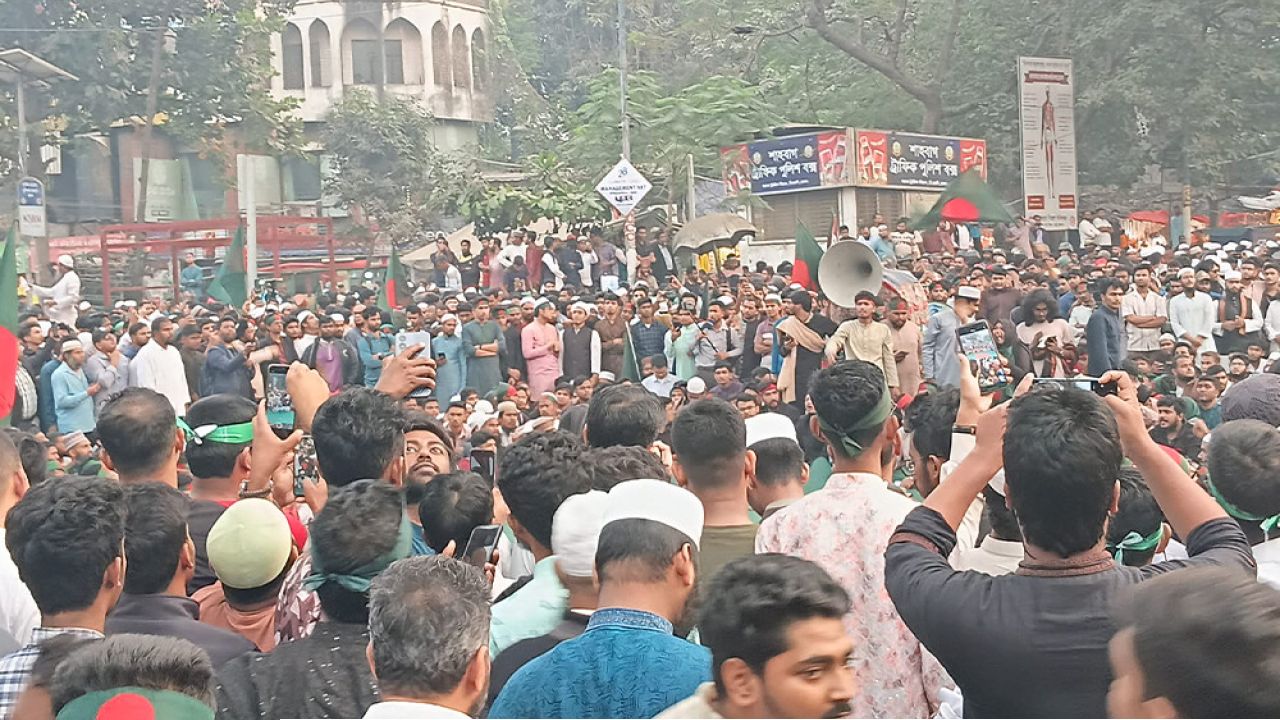 উত্তাল শাহবাগ শহীদ ওসমান হাদি হত্যার বিচারের দাবি