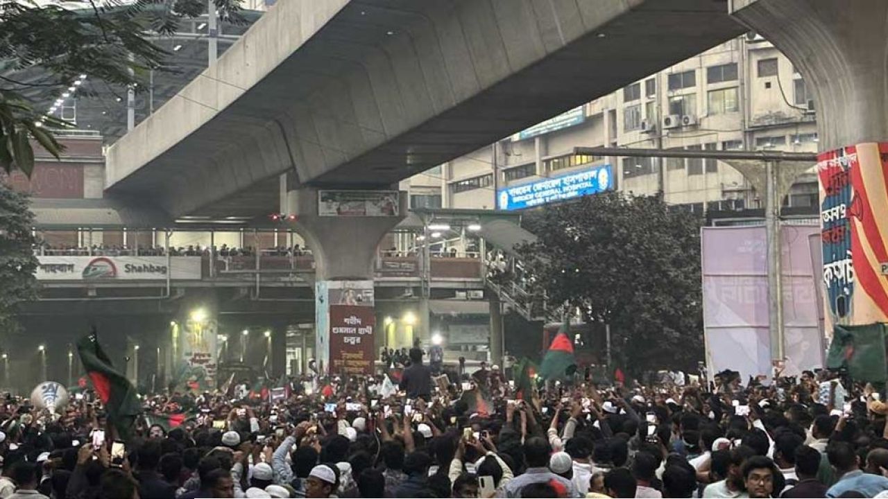 ‘মোদি না হাদি? হাদি হাদি’ স্লোগানে উত্তাল সন্ধ্যার শাহবাগ