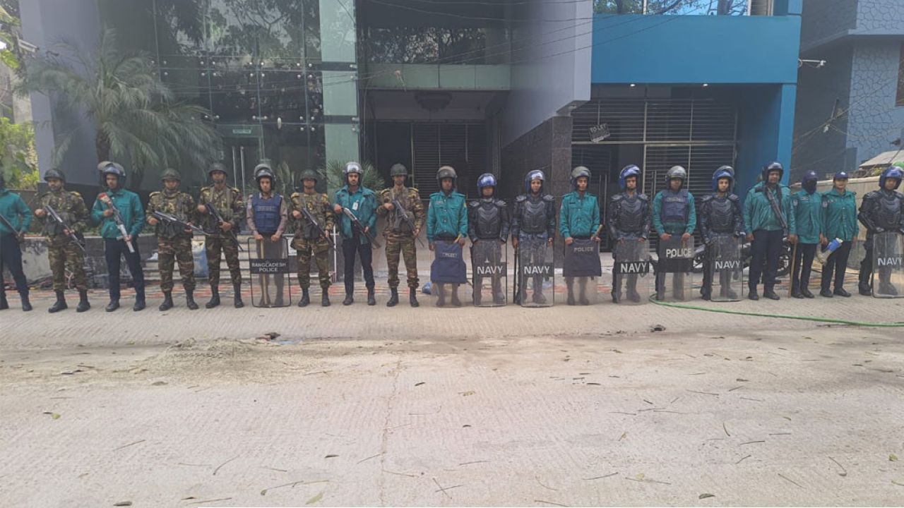 খুলনার ভারতীয় সহকারী হাইকমিশনারের কার্যালয় আইন-শৃঙ্খলা বাহিনীর পাহারায়