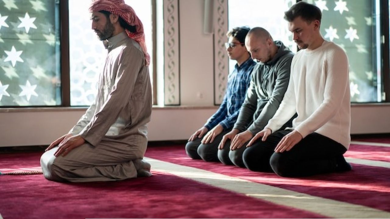 নামাজে সালাম ফেরানোর আগ মুহূর্তে শরিক হলে, বিধান যা বলে